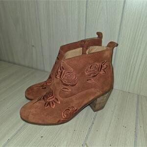 Lucky Brand Womens Floral Embroidered Suede Leather Boots Sz 8 Stacked Heel Rust